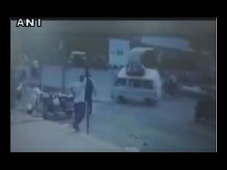 Video:स्कूल वैन का ऐसा एक्सीटेंड आज से पहले नहीं देखा होगा