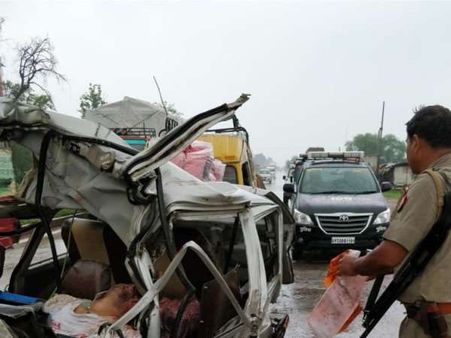 फतेहपुर में भीषण सड़क हादसा, वैन के उड़े परखच्चे, 4 की मौत