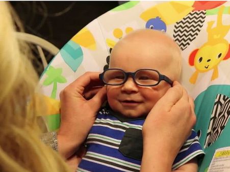 Video: जब चश्मे की मदद से पहली बार बच्चे ने देखी मां की झलक