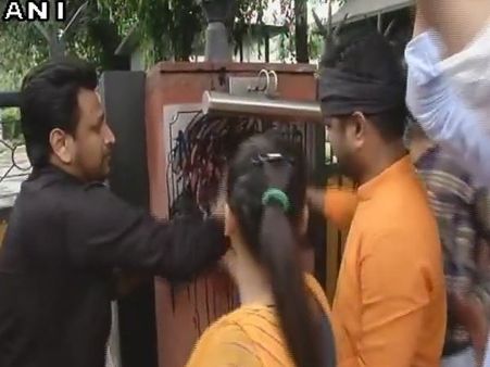 नरेश अग्रवाल की नेम प्लेट पर पोती गई कालिख, आया धमकी भरा कॉल