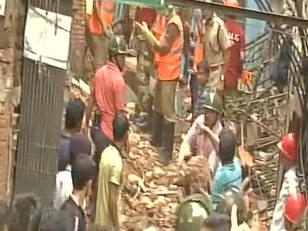 कोलकाता में गिरी इमारत, दो की मौत, राहत-बचाव का काम जारी