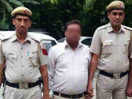 दिल्ली: विदेशी छात्रा को देख कार से उतरा, करने लगा हस्तमैथुन