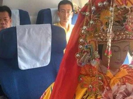 चीन में देवताओं ने क‍िया ब‍िजनेस क्‍लास में सफर, इंटरनेशनल एयरपोर्ट पर छाए ये पैसेंजर्स