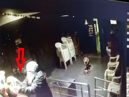 VIDEO: घंटा बजाकर मंदिर में घुसा चोर और देवी मां के गहनों पर किया हाथ साफ