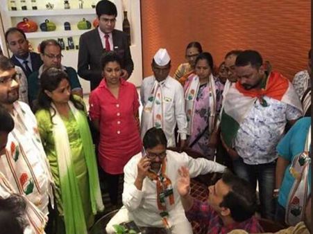 इंदू सरकार पर कांग्रेस का बवाल, भंडारकर ने ट्वीट कर कहा - हमें बंधक बना लिया