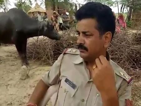 VIDEO: दबंगई करते यूपी पुलिस ने दिखाया अमानवीय चेहरा, बोले अपशब्द
