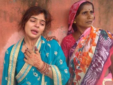 PICs: साले ने कर दी जीजा की हत्या, बार-बार बेहोश हो रही है बेटी
