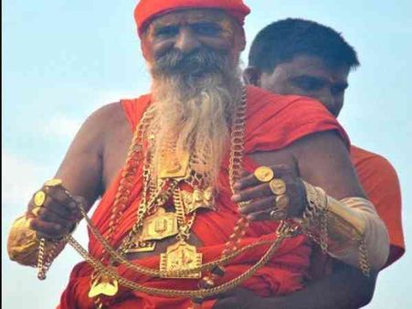 13 किलो सोना पहन कर कांवड़ यात्रा पर निकला ये साधू, पहले था अपराधी