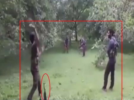 VIDEO: AK-47 को विकेट बनाकर क्रिकेट खेलते दिखे कश्‍मीरी आतंकवादी