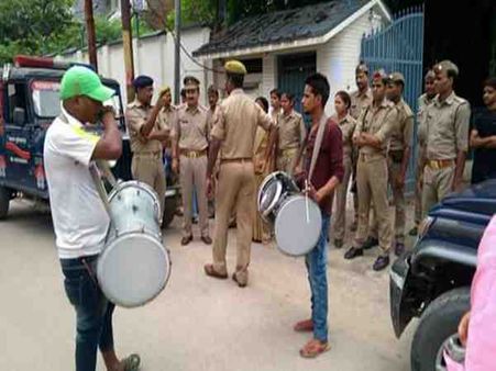 ढोल नगाड़े बजाते हुए पुलिस ने सपा के पूर्व विधायक को घोषित किया भगोड़ा