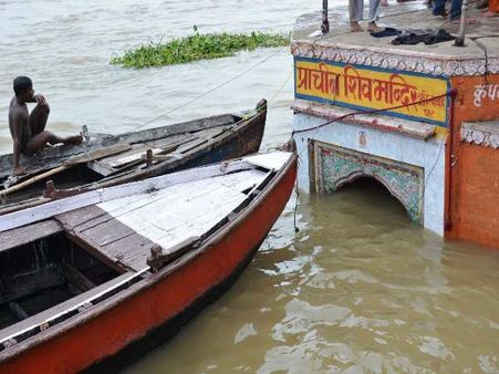 VIDEO: काशी में उफान पर गंगा, नावों को रोक जारी किया गया हाई अलर्ट