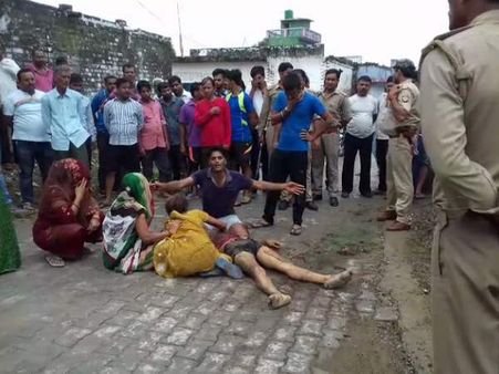 VIDEO: देखिए बदमाश की हत्या पर उसके घरवालों का विलाप, गांव के लोगों ने ही की है हत्या
