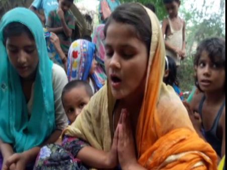 VIDEO: गांव की खुशहाली के लिए दो किशोरियों ने लिया प्रण, सब टकटकी लगाए देख रहे हैं घड़ी