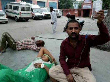 चबूतरे पर ही हो जाएगा इलाज, बस ग्लूकोज की बोतल पकड़ने वाला हो कोई!