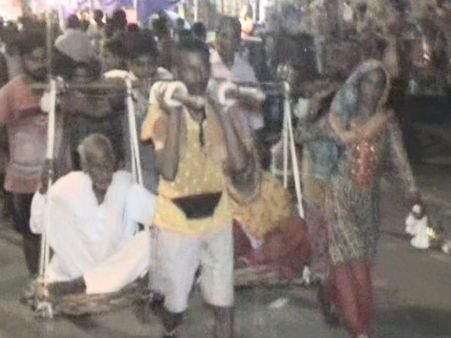 VIDEO: कांवड़ में मां-बाप को बैठाकर करवाता है तीर्थ, कहता है- यही मेरे भगवान