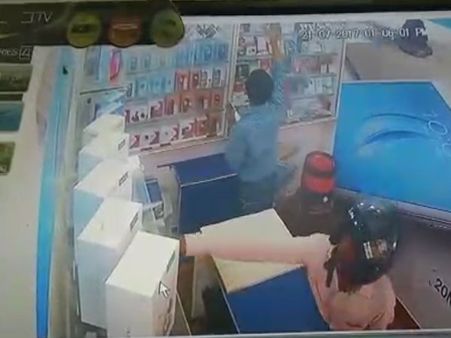 VIDEO: हेलमेट वाला चोर कर गया मोबाइल पर हाथ साफ