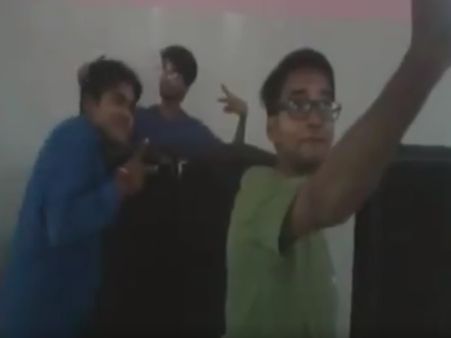 VIDEO: जिला अस्पताल में मनाया गया जन्मदिन का जश्न, मरीजों को छोड़ा भगवान भरोसे