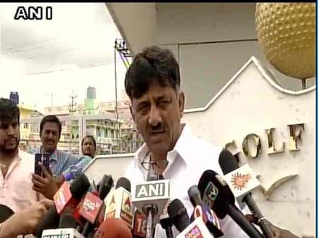 तो इस नेता पर भरोसा कर कांग्रेस ने अपने विधायकों को भेजा बेंगलूरू