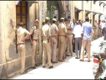 शाहजहांपुर: धार्मिक पोस्टर फाड़ने से विवाद, सामने आए दो समुदाय