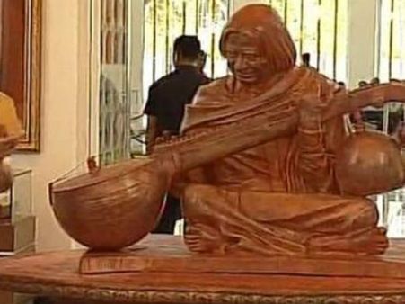 एपीजे अब्‍दुल कलाम की मूर्ति के हाथ में वीणा और बगल में गीता, विवाद