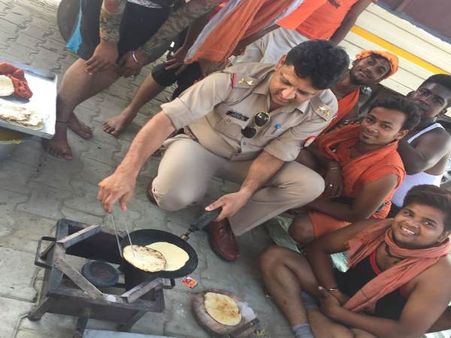 PICS: मुस्लिम दरोगा ने पेश की गंगा-जमुनी मिसाल, कांवरियों की सेवा में किया ये काम