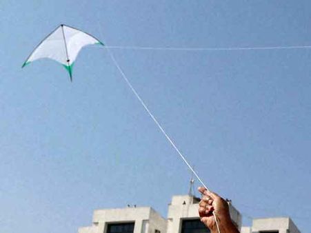 पतंग उड़ाने में इस्तेमाल होने वाली 'जानलेवा' मांझे पर रोक, नेशनल ग्रीन ट्रिब्यूनल का फैसला