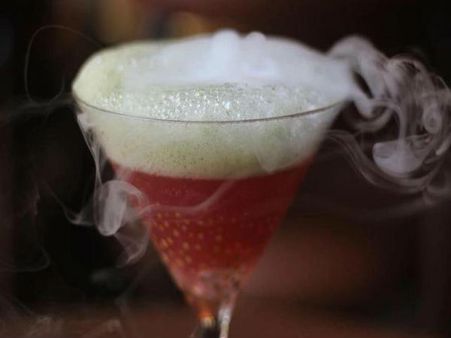 दिल्‍ली के बार में पिया ऐसा कॉकटेल कि पेट में हो गया छेद