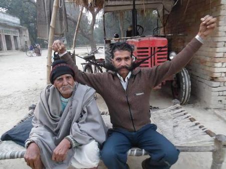 PICs: अवॉर्ड पाने के लिए 'ठाकुर' ने लौकी का तेल लगाकर इस तरह बढ़ाई अपनी मूंछ