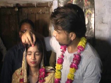 VIDEO: पड़ोसी लड़के संग थाने पहुंची लड़की का बर्थ सर्टिफिकेट देखा फिर पूछा क्या चाहती हो?