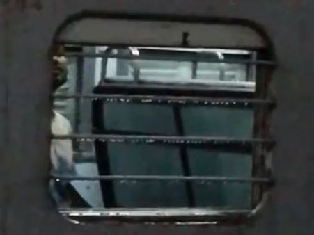 रेलवे स्टेशन पर लड़कियों को देख हस्तमैथुन करने वाले युवक को पुलिस ने धरदबोचा