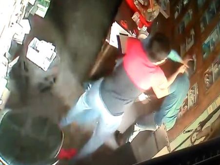 VIDEO: मेडिकल स्टोर पर चले धुअांधार लात-घूंसे, एकदम से आ धमके 8-10 दबंग