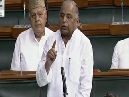 मुलायम बोले- पाकिस्तान में एटम बम गाड़कर हमले की तैयारी कर रहा है चीन