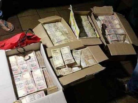 मुंबई-पुणे एक्सप्रेसवे पर मिले 3 करोड़ के पुराने नोट, 4 गिरफ्तार