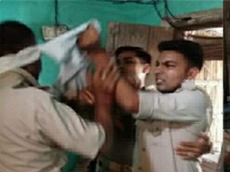 VIDEO: अवैध वसूली के बंटवारे को लेकर पुलिसकर्मियों में हाथापाई