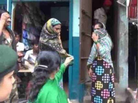 दरवाजे पर लिखा फैमिली डेरा, अंदर सेक्स का धंधा, बगल में थाना