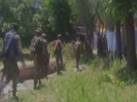 घाटी में हिजबुल का चौंकाने वाला वीडियो, बंदूक की नोंक पर लोगों को दे रहा धमकी