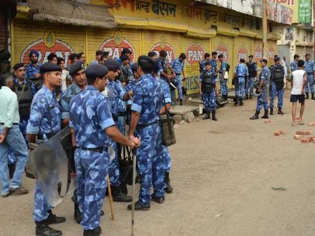 PICs: सहारनपुर में छात्र की मौत पर बवाल, इलाके में भारी सुरक्षा बल तैनात