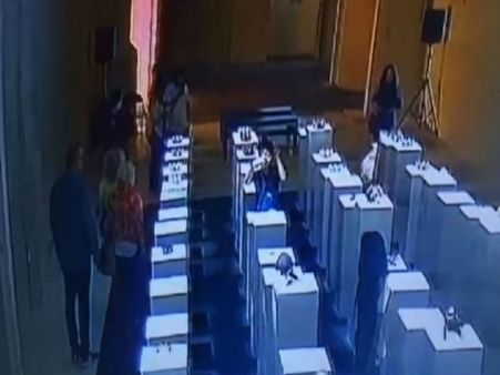इस लड़की ने ली 12 करोड़ की सेल्फी! इंटरनेट पर छा गया VIDEO