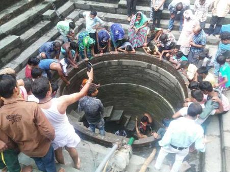 PICS: नागपंचमी में यहां 100 फीट नीचे जाकर होते हैं भगवान शिव के दर्शन