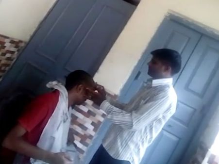 VIDEO: यूपी पुलिस की तालिबानी सजा, थाने में युवक का कराया मुंडन