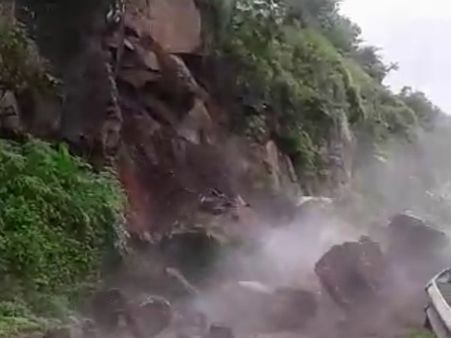 VIDEO: पुणे के प्रसिद्ध पर्यटक स्थल सिंहगड किले में लैंड स्लाइडिंग होने से फंसे पर्यटक