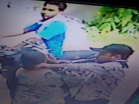 VIDEO: कैमरे में कैद चेन स्नैचिंग की घटना, देखिए महिला के वो दस सेकेंड