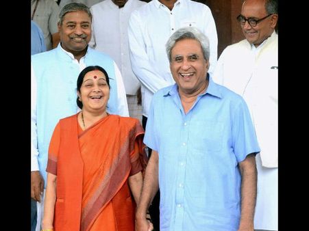 जब सुषमा स्वराज के पति ने लिखा, 'मेरी उम्र और मैडम की सैलरी ना पूछो'