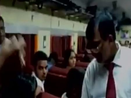 VIDEO: TTE ने ट्रेन में वसूले 20-20 रुपए, यात्रियों ने मांगा सर्कुलर