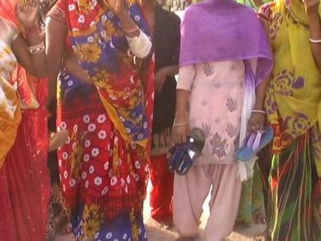 गांव में ही महिला सरपंच को चप्पल हाथ में लेकर निकलना पड़ता है