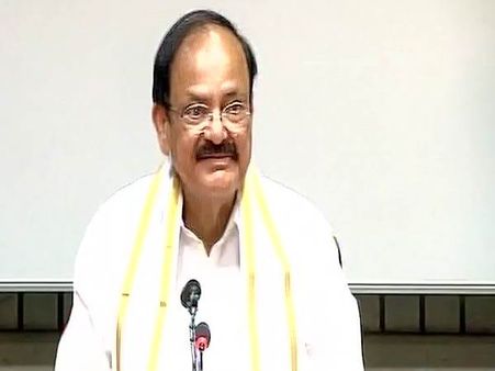 नामांकन के बाद भावुक हुए वेंकैया नायडू, बोले- मां को खोने के बाद पार्टी को अपनी मां समझा