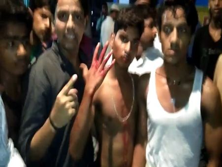 VIDEO: काशी में गाय बांधने पर बवाल, पथराव, आगजनी के बाद 150 लोगों के खिलाफ तहरीर