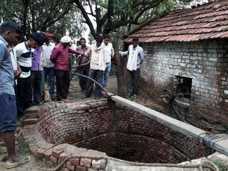 कुएं की सफाई करने उतरे बाप-बेटे की जहरीली गैस से मौत, बचाने उतरे एक के बाद एक दो लोग भी खत्म