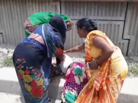 VIDEO: कांग्रेस नेता ने महिलाओं को रायफल की बट से जमकर पीटा