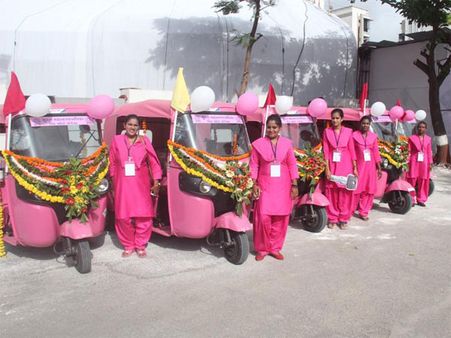 गुजरात के सूरत में शुरू हुई महिला ड्राइवर वाली विशेष 'पिंक ऑटो सर्विस'